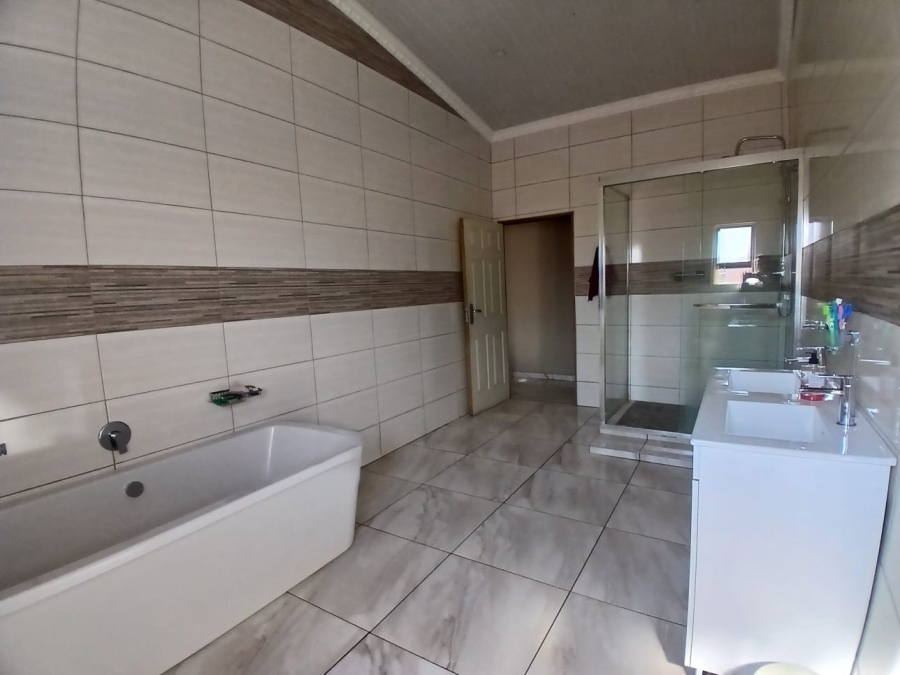 5 Bedroom Property for Sale in Oos Einde North West